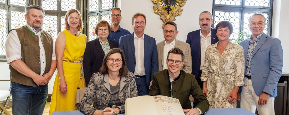 Landtagspräsidentin Ilse Aigner (sitzend links) hat sich bei ihrem Besuch in Nördlingen ins Goldene Buch der Stadt eingetragen.