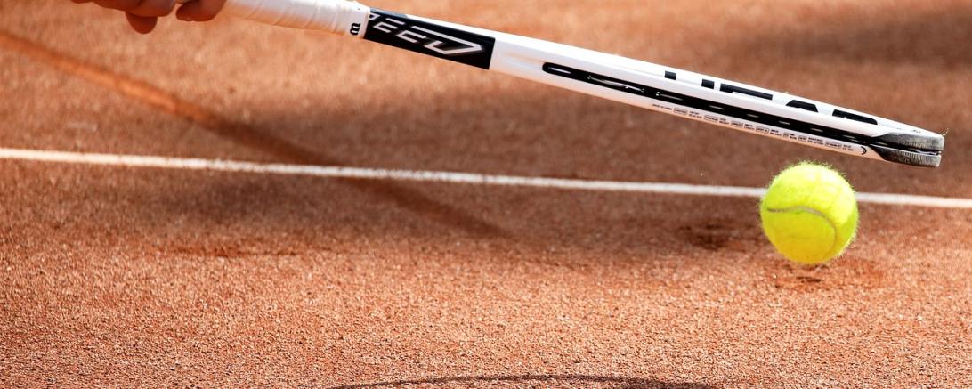 Hier sieht man einen Tennisball und Schläger.