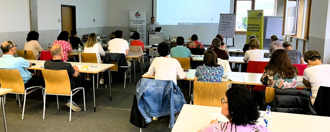 Referent und Teilnehmende eines gemeinsamen Vortragsabends des Technologie Centrums Westbayerns und der Unternehmerfrauen im Handwerk zum Thema: Wie erleichtert Künstliche Intelligenz/ChatGPT die Arbeit im Handwerksbetrieb?