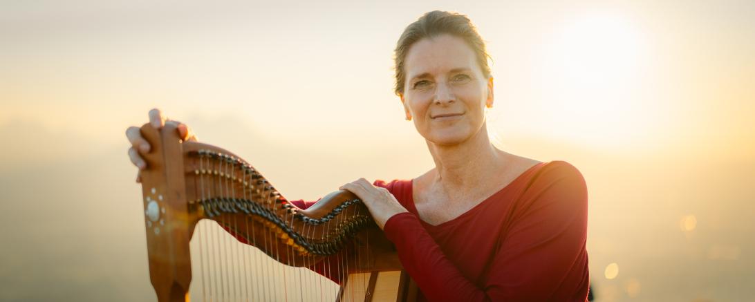 Ulrike Mommendey verzaubert mit ihrer Harfe und bringt für die Kinder ihre Quasselbande mit.