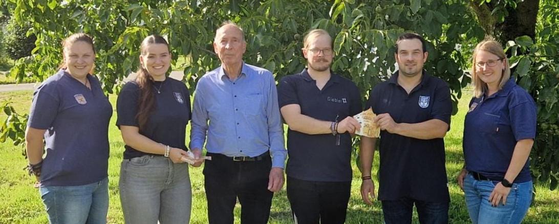 Hier sieht man die Kinderfeuerwehr Rain bei der Spendenübergabe.