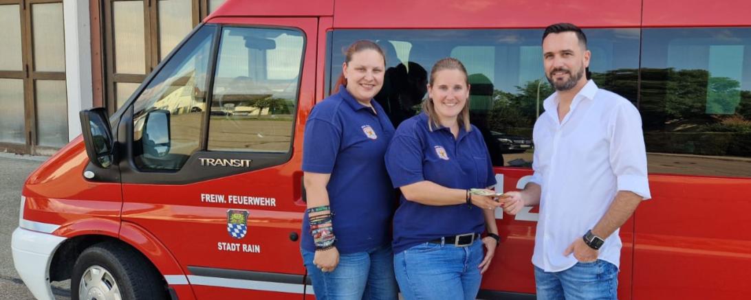 Hier sieht man von links nach recht: Jessica Schenk (stellv. Leitung KF), Andrea Baur (Leitung KF) und Michael Grinzinger (Geschäftsführer 4SELLERS)