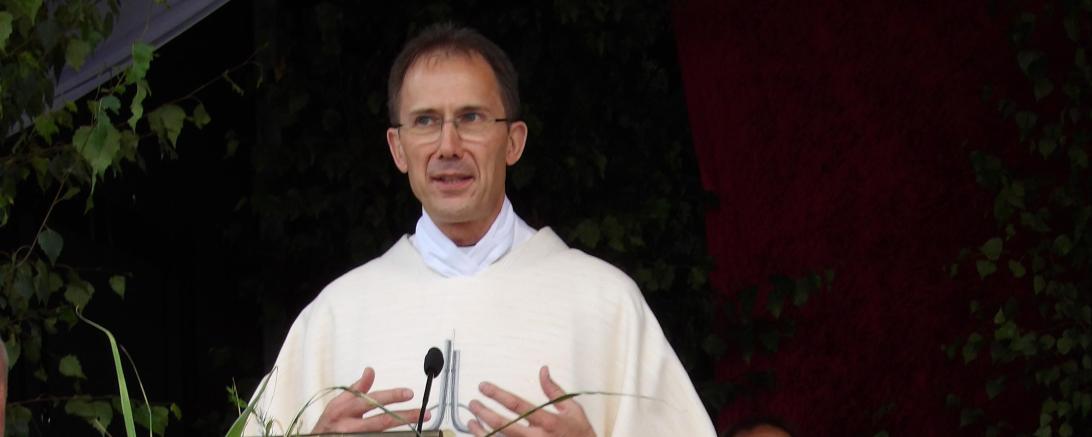 Richard Reißner bei seinen Dankesworten am Ende des Primiz-Gottesdienstes.