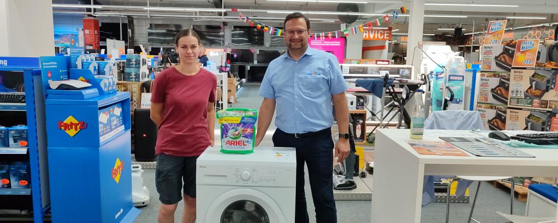 Das Bild zeigt Herrn Daniel Wagner (Geschäftsführer) und die langjährige Tierheim-Mitarbeiterin Sabrina Saliger.