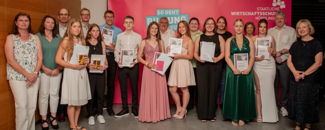 Die Preisträger, die Mitglieder des Elternbeirats, die Schulleitung, Felix Ulrich, Oberbürgermeister David Wittner, Herrn Feldmeier vom Förderverein.