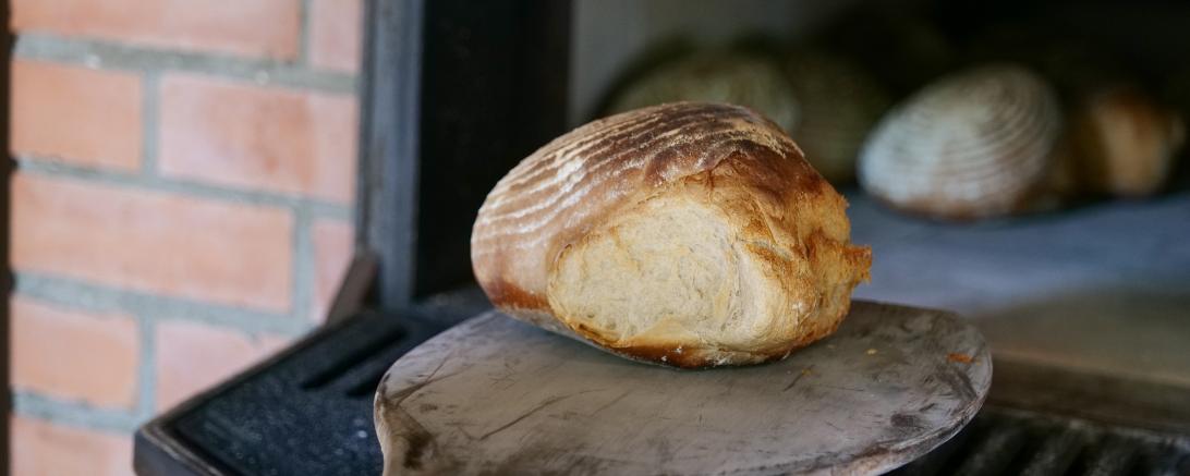 Frisch gebackenes Brot aus dem Holzbackofen