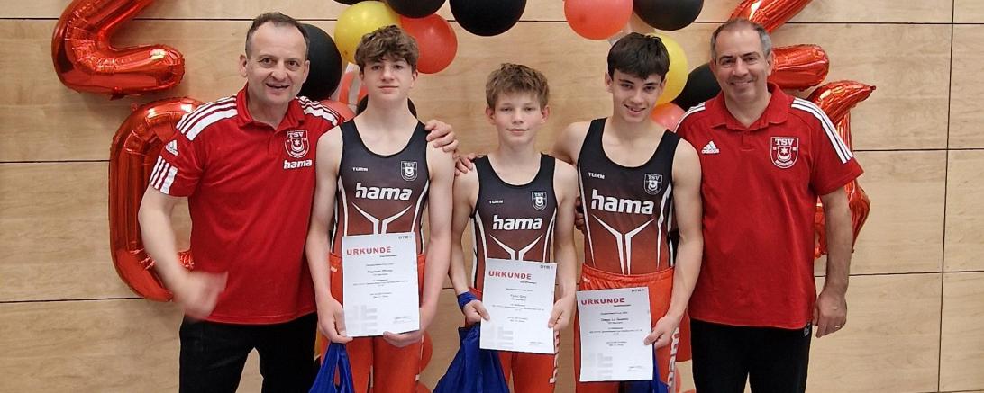 Die TSV Athleten Rafael Pfister, Finn Grof und Diego Lo Guasto mit Trainer Roland Grimm (links) und Betreuer Fiorenzo Lo Guasto (rechts). 