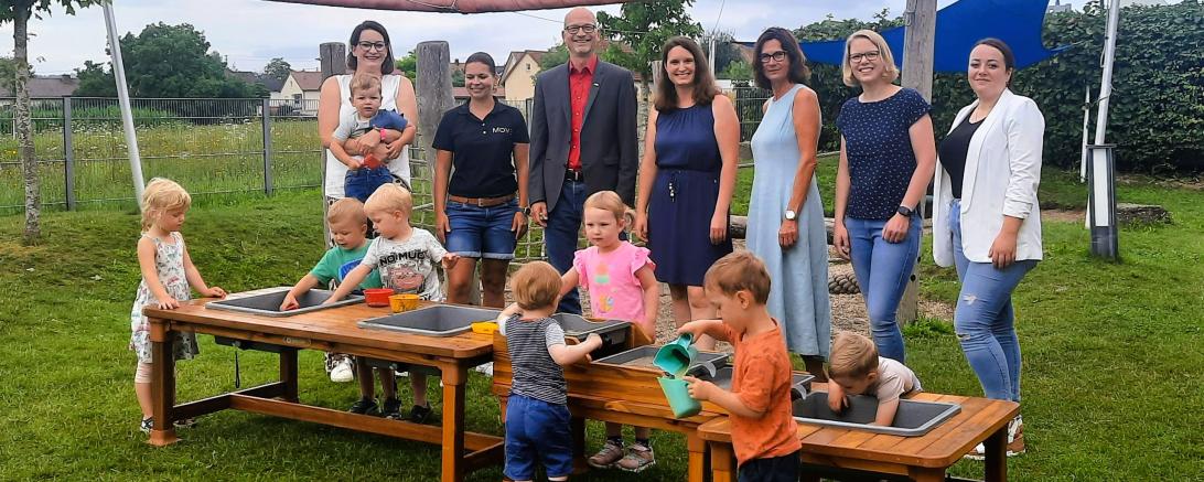 v.l.n.r. Sandra Wenninger, Laura Gebhardt, Martin Heilingbrunner (SGL Soziales BRK-Nordschwaben), Franziska Friedel (Leitung „Storchennest“), Jutta Link (stv. Leitung „Storchennest“), Anne Hebler, Ida Ellers und Krippenkindern.