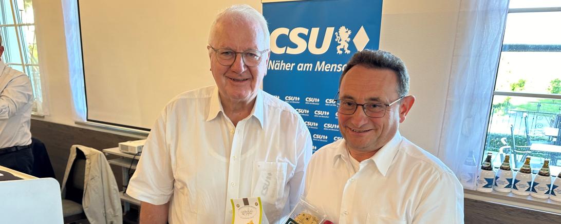 Auf dem Bild gratuliert MdB Lange dem Altoberbürgermeister Kling zu 70 Jahre Mitgliedschaft.