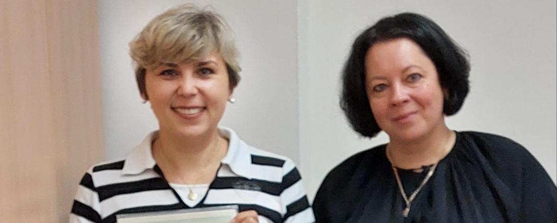 Landratsamt-Mitarbeiterinnen Elvira Böld (links) und Tatiana Fiedler sind glücklich über die Einbürgerung dank des neuen Staatsangehörigkeitsrechts.