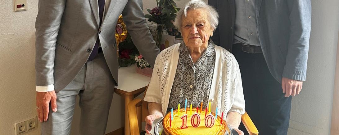 Nördlingens Oberbürgermeister David Wittner (links stehend) und stellvertretender Landrat Erwin Seiler (rechts stehend) gratulierten Anna Burger zum 100. Geburtstag.