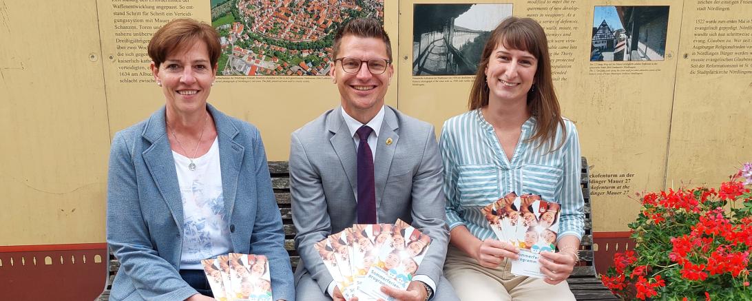 V.r.: Jugendsozialarbeiterin Nina Thorwart, Oberbürgermeister David Wittner und Simone Leidel (Sachgebiet Liegenschaften, Schulen und Sport) freuen sich ein umfassendes Sommerferienprogramm 2024 anbieten zu können. 