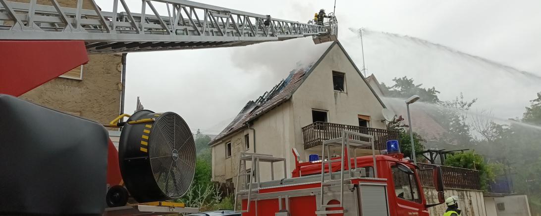 Hier sieht man die Feuerwehr bei der Brandbekämpfung in Hainsfarth.