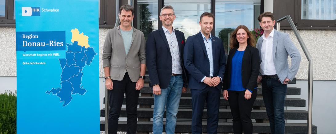 v.l.n.r.: Thomas Schröter, Rainer Hertle, Matthias Hausmann IHK- Regionalgeschäftsführer, Cornelia Kitzsteiner, Andreas Dirr Vorsitzender Regionalversammlung Donau-Ries 