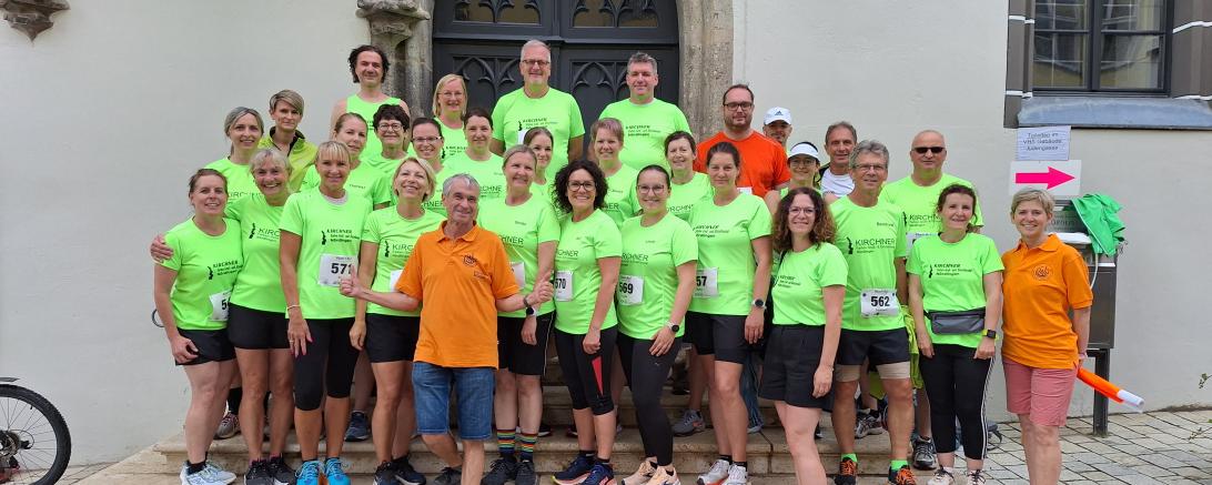 Hier sieht man den Großteil der Kursteilnehmer kurz vor dem Start zum Stadtlauf mit einigen Betreuern.