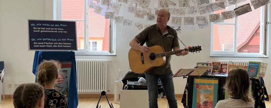 Hier sieht man Guido Kasmann bei seiner Lesung.