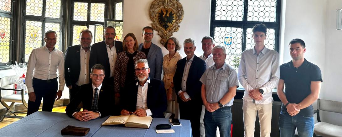 Primátor Miroslav Žbánek der Partnerstadt Olmütz (sitzend rechts) hat sich bei seinem Besuch in Nördlingen anlässlich des beliebten Stadtlaufs in der Nördlinger Innenstadt ins Goldene Buch der Stadt eingetragen. (V.l. stehend: Stadtrat Wolfgang Goschenhofer, Stadtrat Johannes Ziegelmeir, Stadtrat Thomas Mittring, 2. Bürgermeisterin Rita Ortler, Stadtrat Steffen Höhn, Hana Ederová (Stadt Olmütz), Vizebürgermeister Otakar Bačák (Stadt Olmütz), Drahoslav Dočkal (Vizepräsident des Athletikvereins Olmütz), Josef