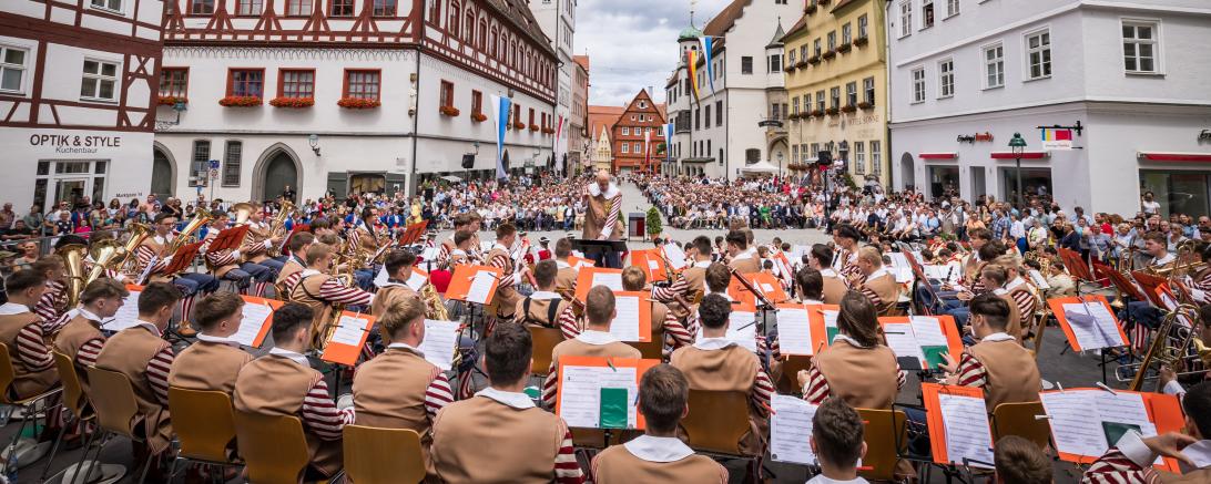  Die Knabenkapelle Nördlingen spielt anlässlich ihres 100-jährigen Jubiläums eine Serenade am Samstag, 13. Juli 2024, auf dem Marktplatz im Rahmen der Veranstaltungsreihe „Musik am Marktplatz“ in Nördlingen.