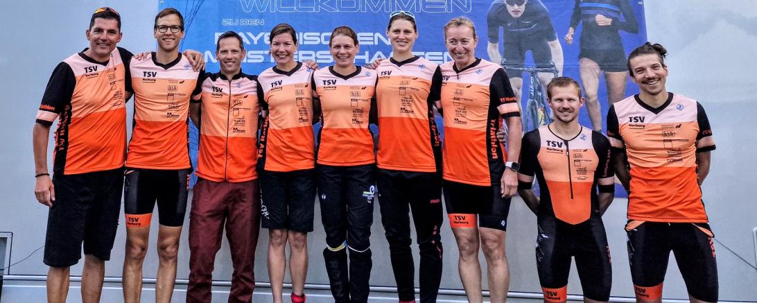 Das Bild zeigt die beiden Ligateams vor dem Wettkampf am Sonntag.