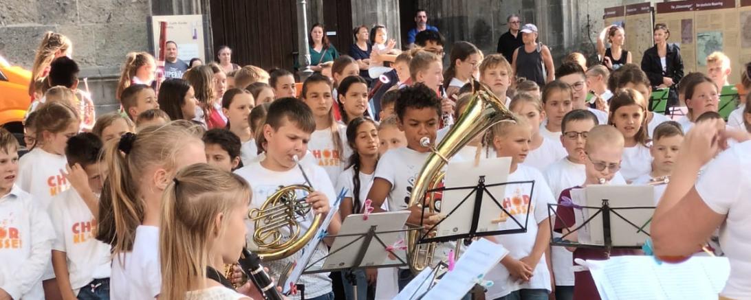 Die Bläserklassen, der Chor der Grundschule Mitte und das Vororchester der Knaben- und Stadtkapelle Nördlingen