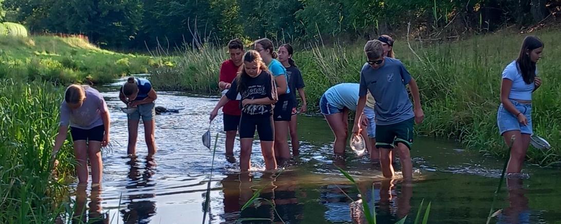 Hier sieht man die Kinder der 6. Klasse der Wirtschaftsschule Nördlingen in der Eger.
