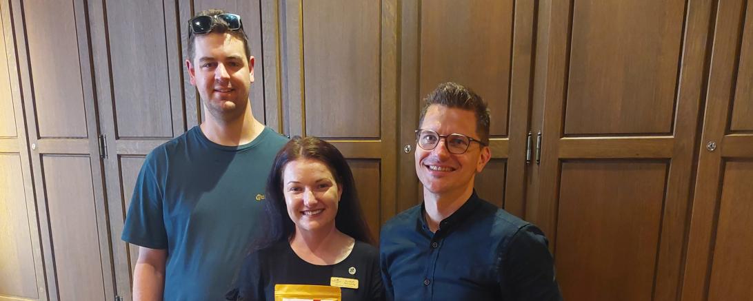 Miss Wagga Wagga 2022, Jessikah McCarthy, überreicht Oberbürgermeister David Wittner gemeinsam mit ihrem Freund Ryan Gastgeschenke aus der australischen Partnerstadt Wagga Wagga im Nördlinger Rathaus.