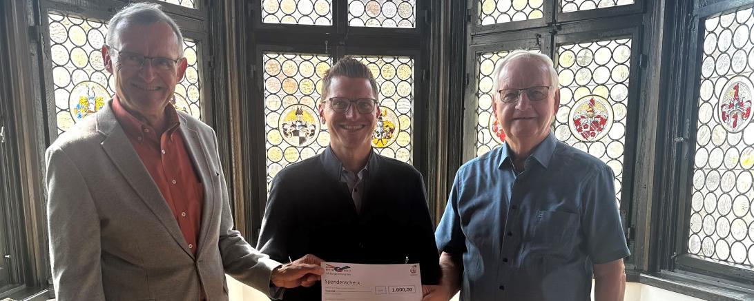 Helmut Guckert (rechts) übergibt im Namen seiner Guckert Ehrenamt- und Heimat-Stiftung gemeinsam mit Helmuth Wiedenmann von der VR-Bürgerstiftung Ries den Spendenscheck in Höhe von 1.000 Euro an Oberbürgermeister David Wittner für die Knabenkapelle Nördlingen.