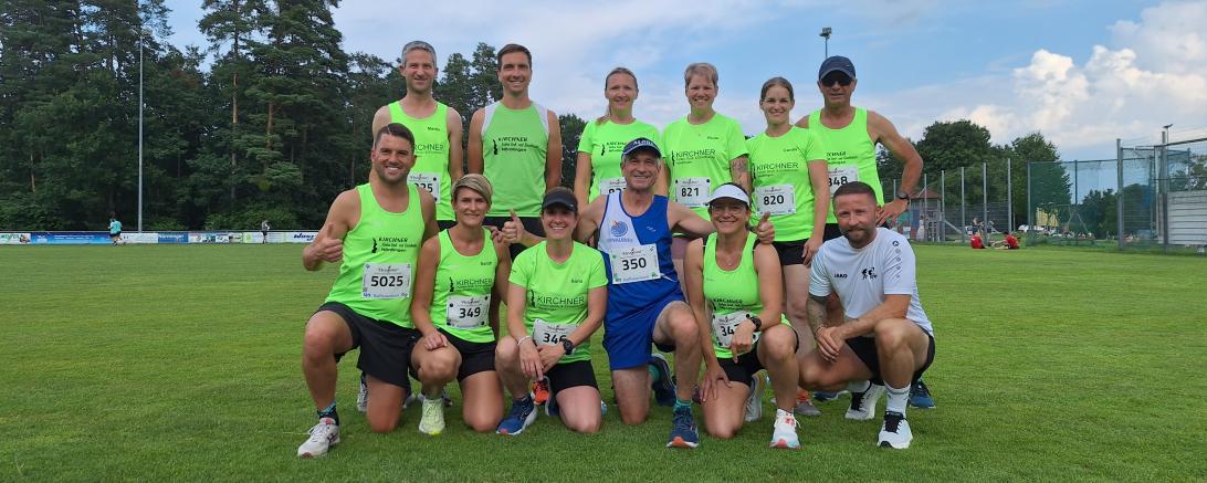 Vor dem Start auf dem Sportplatz von Unterwurmbach vorne von links: Steffen Brenner, Sarah Langer, Ilona Hollndonner, Hans Niederhuber, Sabrina Lawatschka und Nico Schäble; dahinter von links Martin Rommel, Anton Keplinger, Viktoria Disterhoft, Sonja Wurm, Carola Schmidt und Georg Eberhardt. 