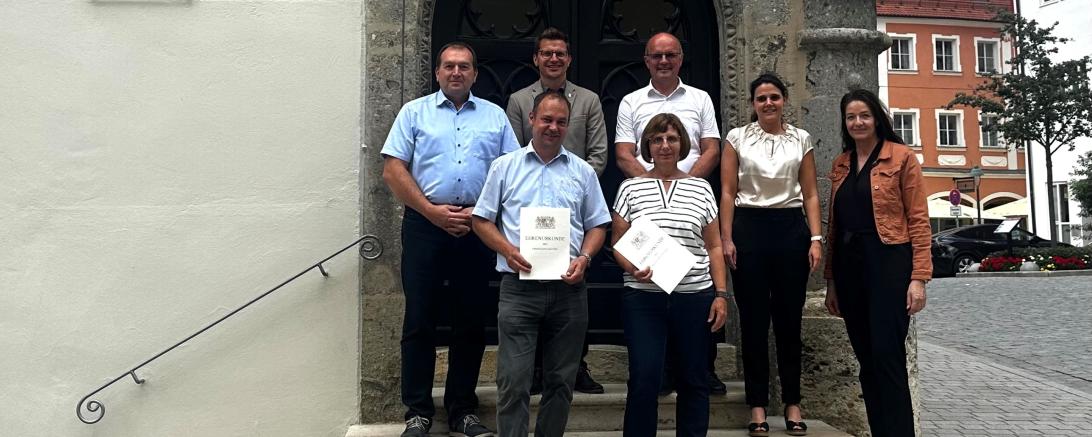 Frank Schmidtkunz, Brigitte Mayer und Martina Schwarzer (Kaufmännische Leiterin Stadtwerke); 2. Reihe v. l.: Klaus Feldmeier (Leiter Sachgebiete Steuern, Gebühren und Beiträge sowie Örtliche Rechnungsprüfung), Hauptamtsleiterin Michaela Eisele; 3. Reihe v. l.: Oberbürgermeister David Wittner und Stadtkämmerer Bernhard Kugler.