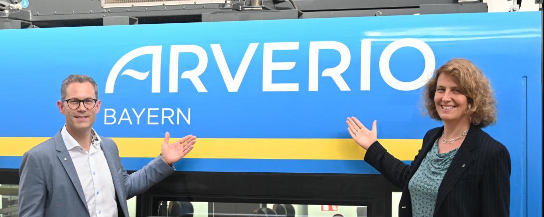 Neuer Name, neues Logo - präsentiert von Fabian Amini (CEO Arverio) und Dr. Sabine Stock (Vorsitzende ÖBB Personenverkehr). 
