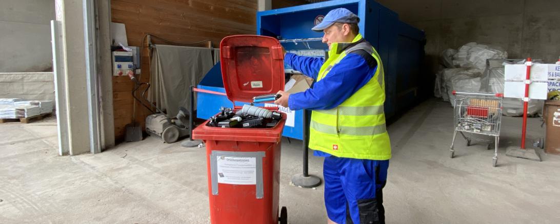 Die Rote Tonne am Recyclinghof Binsberg