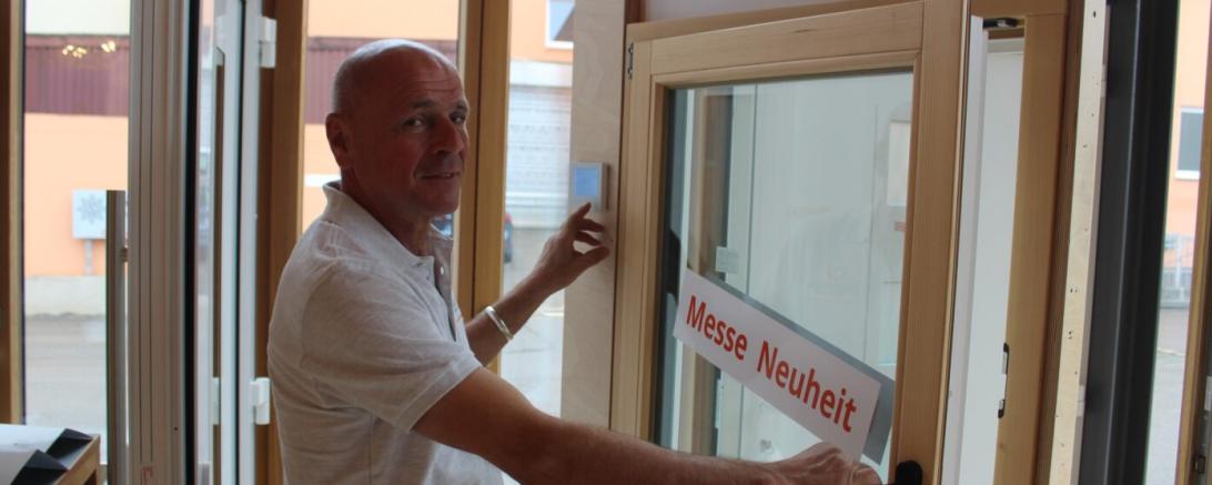 Gunter Ziegelmeier mit seiner Fensterheizung.