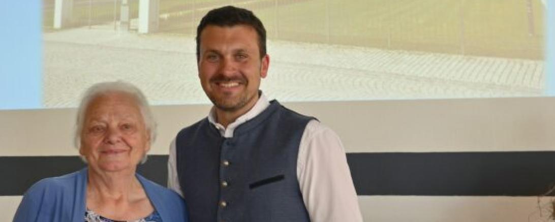 Lieselotte Löw und Harburgs Bürgermeister Christoph Schmidt bei der Preisverleihung