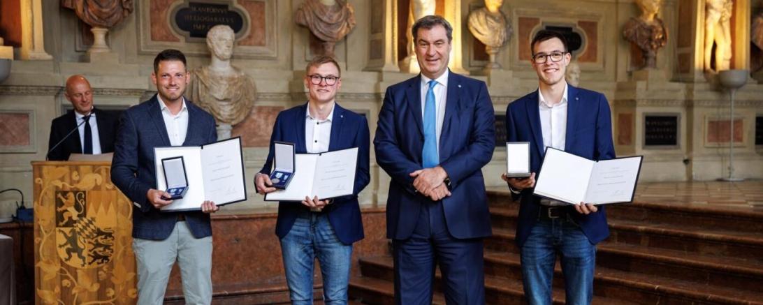 Das Bild zeigt (v.l.n.r.) Mike Krompaß, Johannes Baaßl, Ministerpräsident Markus Söder und Lukas Baaßl. 