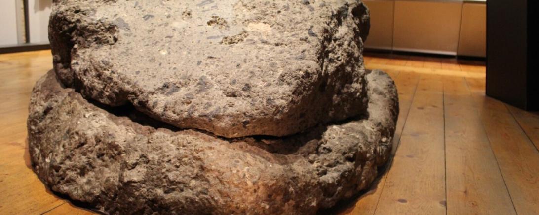 Er nennt sich Schwabenstein oder Suevit und ist durch eine kosmische Katastrophe vor mehreren Millionen Jahren entstanden. Am Gestein des Jahres kommt man in Nördlingen nicht vorbei und sogar für künftige Mond-Expeditionen ist der Suevit von großer Bedeutung.