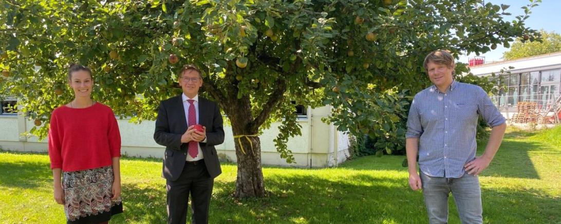 Landrat Stefan Rößle (Bildmitte) startet zusammen mit den Kreisfachberatern Sophia Och (links) und Paul Buß (rechts) die Aktion „Gelbes Band“.