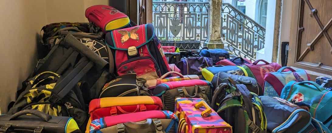 Hier sieht man Schulranzen der Aktion "Ranzen her".