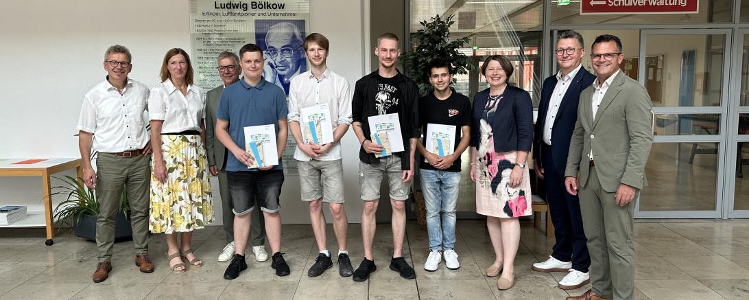 Hier sieht man die Berufsbesten des Abschlussjahrgangs 2024.