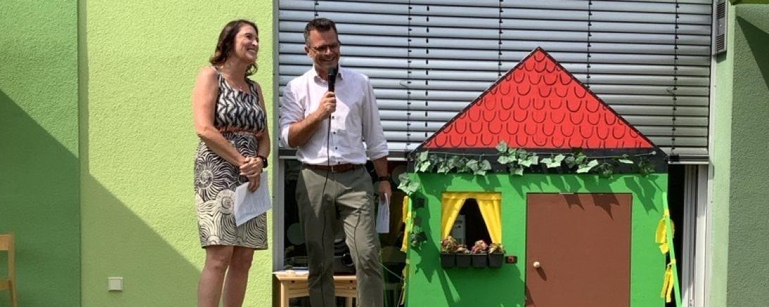 Einrichtungsleitung der Heli Kids Frau Karin Bobinger-Berlinghof mit Oberbürgermeister Jürgen Sorré bei der Begrüßungsrede