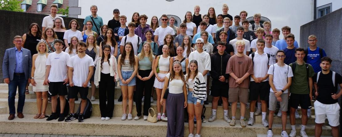 Die Schülerinnen und Schüler des Theodor-Heuss-Gymnasiums gemeinsam mit Landrat Stefan Rößle während des Besuchs im Landratsamt Donau-Ries in Donauwörth.
