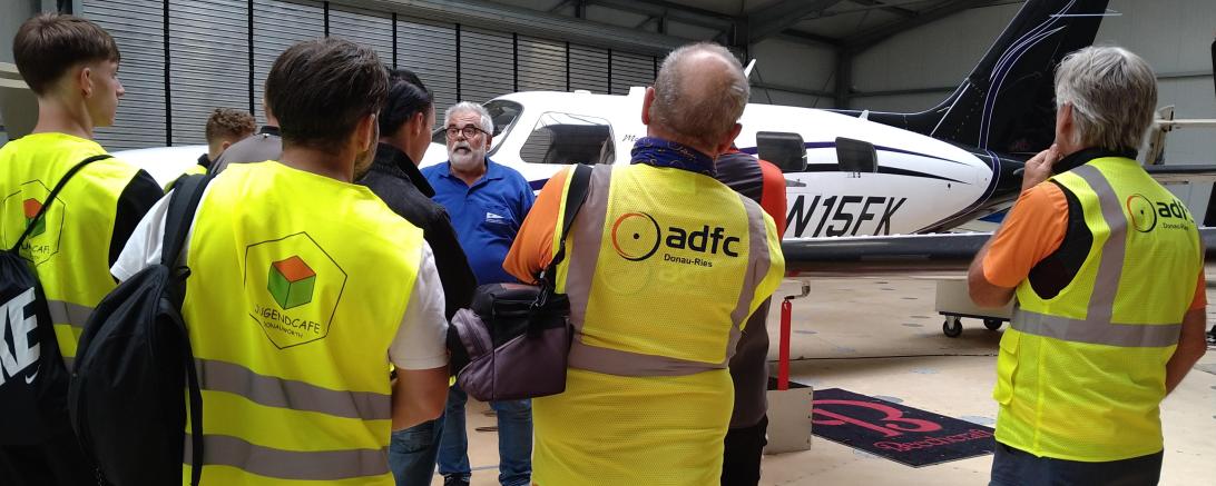 Alfred Rehberger (Mitte) begeisterte Jung und Alt während der Führung am Flugplatz Genderkingen
