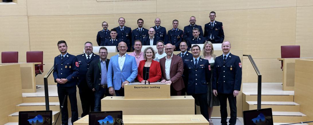 Staatsminister Dr. Mehring  (stehend 5. von rechts) mit Landtagsabgeordneten Marina Jakob (7. von rechts) und Anton Rittel (stehend 4. von links) mit den Fluthelfern und -rettern im Bayerischen Landtag 