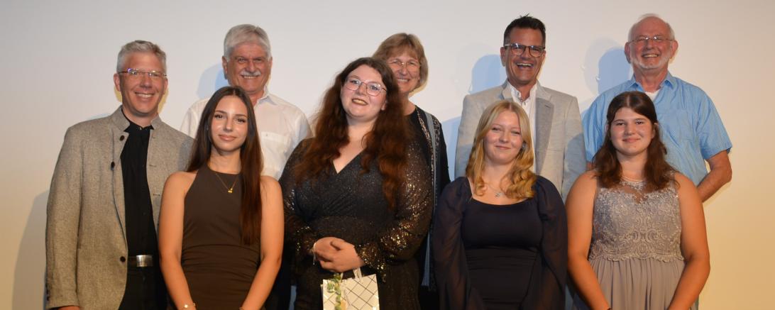 Die Schulbesten beim Mittleren Bildungsabschluss waren Elen Tavasoglu, Nataly Krumschmidt, Denise Gentner und Miriam Stadlmayr (von li.). Hinter ihnen stehen Veit Meggle, Manfred Wegele, Heike Ritzka, Jürgen Sorré und Jörg Fischer (von li.).
