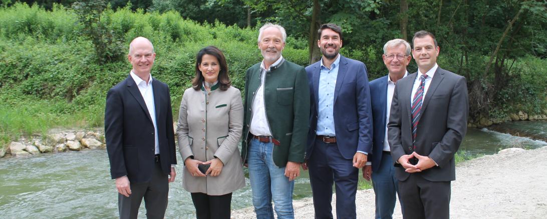 Michaela Kaniber, die bayerische Staatsministerin für Ernährung, Landwirtschaft, Forst und Tourismus, freut sich über die Einweihung der Fischaufstiegsanlage am Wasserkraftwerk Feldheim.