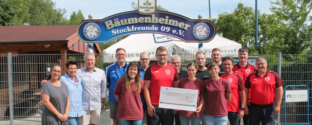 Hier sieht man die Scheckübergabe an das Tierheim Hamlar.