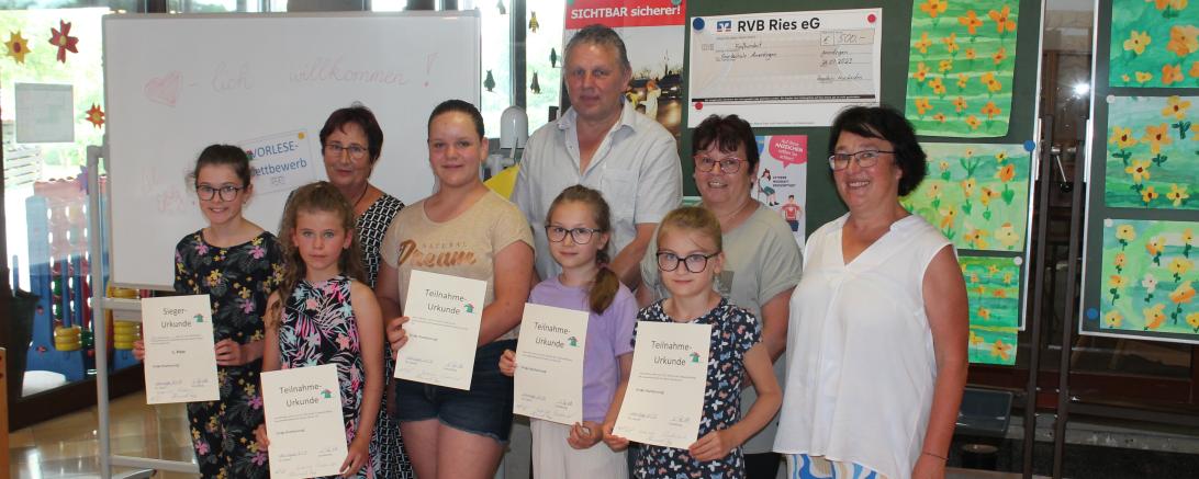 Hier sieht man die fünf Teilnehmerinnen des Vorlesewettbewerbs der kleinen Grundschulen und die Jury.