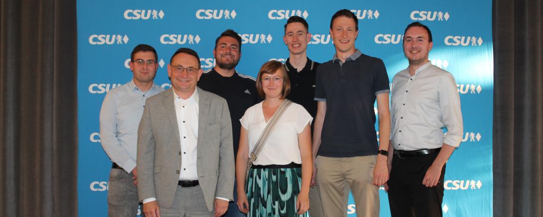 Hier sieht man Ulrich Lange und die sechs Delegierten der Landesdelegiertenversammlung.