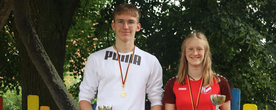 Gleb Berengardt und Marlena Wagner wurden für ihre Leistungen bei den Vereinsmeisterschaften mit einem Pokal geehrt. 