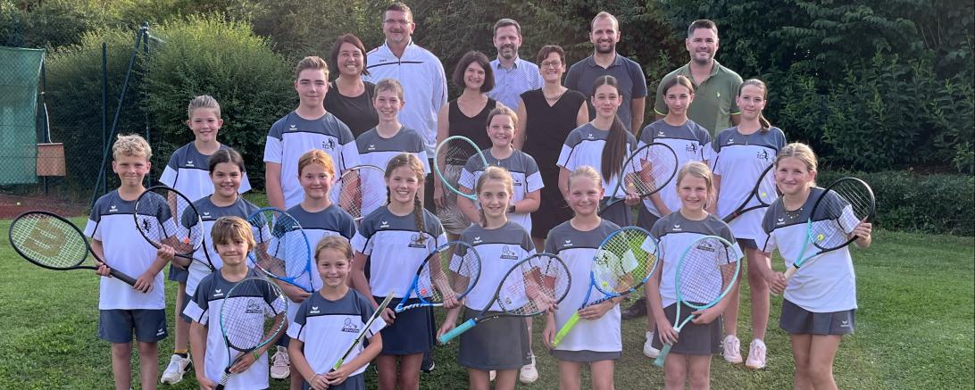 Hinter den Jugendlichen von links: Anna Sefranek (Jugendwartin TCW), Christian Balindov (Jugendwart TCH), Birgit Leinfelder, Christian Pfefferer, Annette Letsch, Martin Schörger,  Michael Romano (1. Vorsitzender TCW)