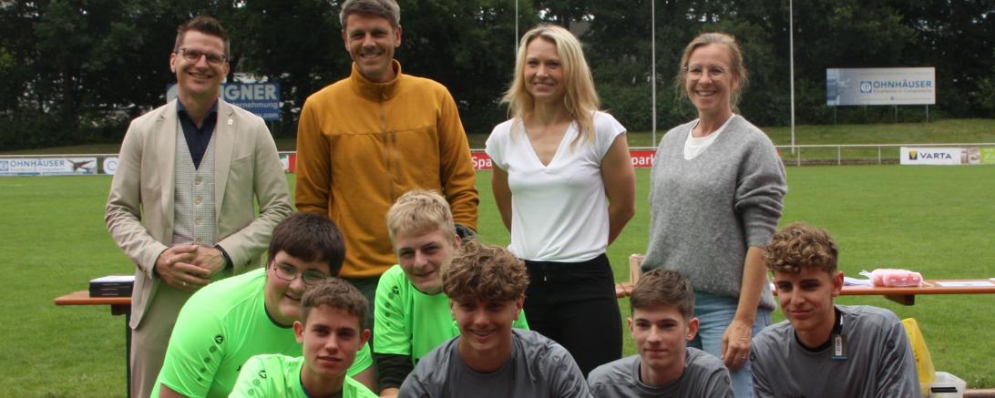 Von links: David Wittner (Bürgermeister, Nördlingen), Tobias Trüdinger (Fachberatung Sport GS), Stefanie Poisel (Fachberatung Sport MS), Kathrin Schiele (Fachberatung Sport GS), vorne: Schüler der Anton-Jaumann-Realschule Wemding 